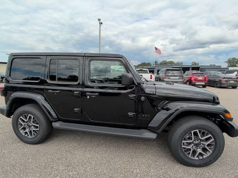Used 2025 Jeep Wrangler Unlimited Sahara AWD/4WD image 4