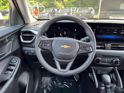 Used 2025 Chevrolet TrailBlazer LT FWD image 32