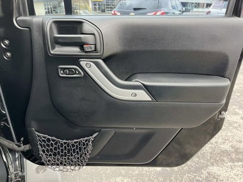 Used 2016 Jeep Wrangler Unlimited Sahara w/ Connectivity Group image 22