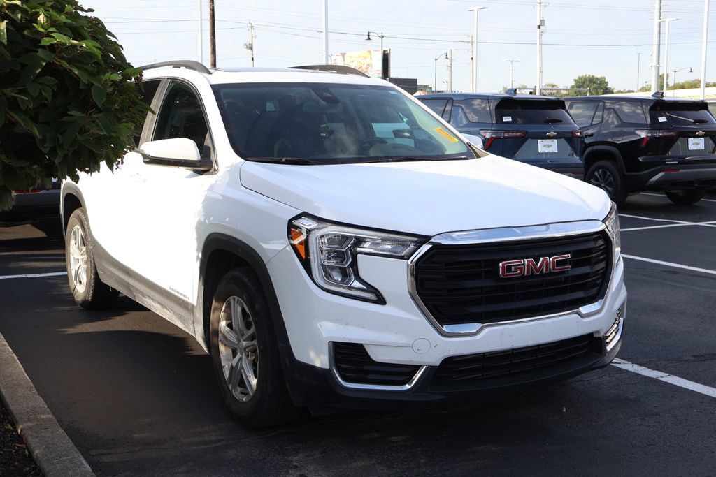 Used 2023 GMC Terrain SLE w/ Driver Convenience Package FWD image 3
