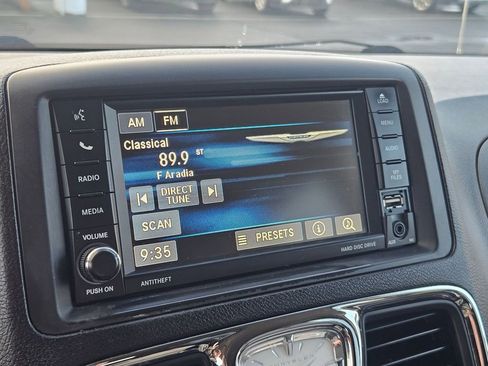 Used 2014 Chrysler Town & Country Touring image 20