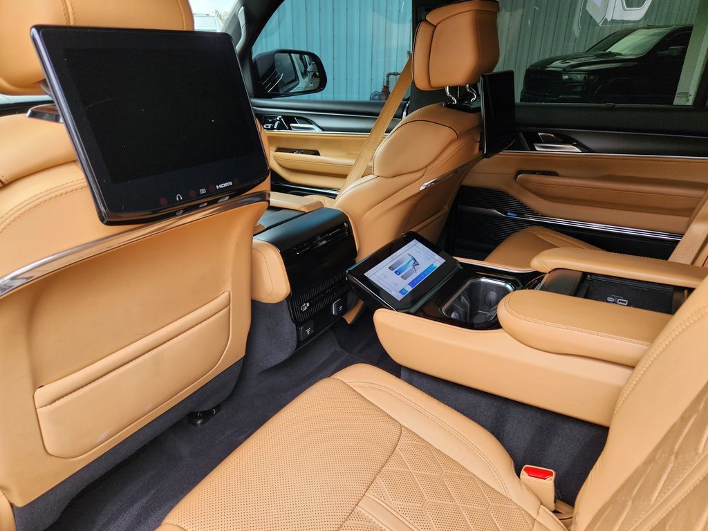 Used 2024 Jeep Grand Wagoneer Series III w/ Rear Seat Video Group 1 AWD/4WD image 9