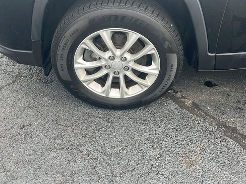 Used 2019 Jeep Cherokee Latitude w/ Cold Weather Group AWD/4WD image 34