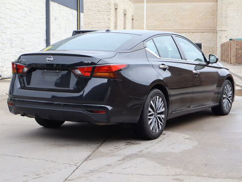Used 2024 Nissan Altima 2.5 SV FWD image 3