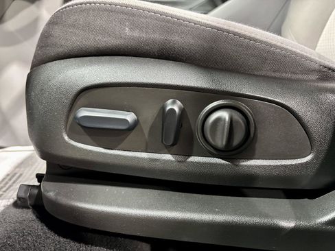 Used 2023 GMC Terrain SLE w/ Driver Convenience Package image 18