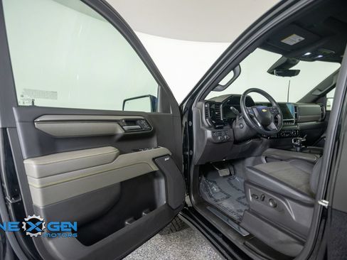 Used 2025 Chevrolet Silverado 1500 ZR2 w/ Technology Package AWD/4WD image 9