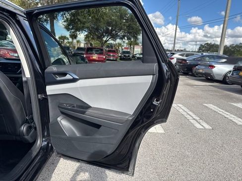 Used 2024 Volkswagen Taos SE image 16