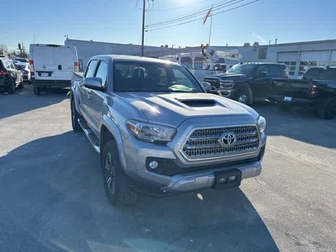 Used 2016 Toyota Tacoma TRD Sport image 24