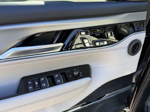 Used 2023 Jeep Grand Wagoneer Series I image 18