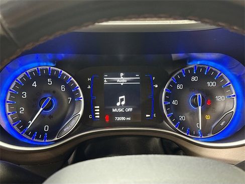 Used 2018 Chrysler Pacifica Touring-L image 12