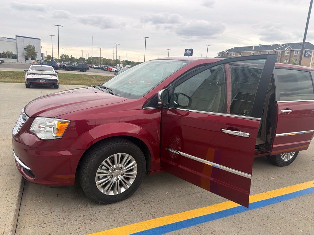 Used 2015 Chrysler Town & Country Touring-L w/ Driver Convenience Group FWD image 2