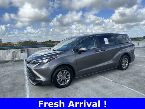Used 2024 Toyota Sienna LE image 16