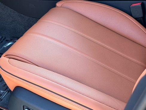 Used 2025 Bentley Bentayga image 47