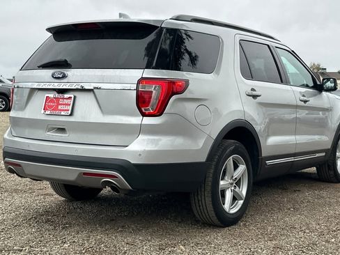 Used 2017 Ford Explorer XLT image 3