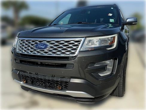 Used 2017 Ford Explorer Platinum AWD/4WD image 3