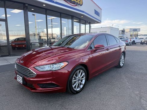 Used 2017 Ford Fusion SE w/ Fusion SE Technology Package FWD image 1