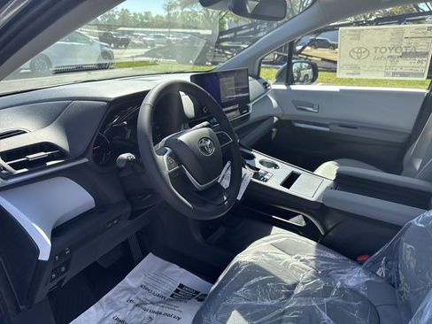 New 2025 Toyota Sienna XLE image 15