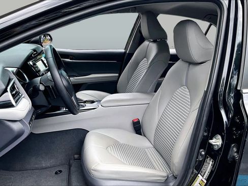 Used 2018 Toyota Camry SE w/ Convenience Package FWD image 8