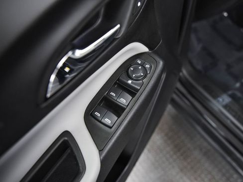 Used 2023 Chevrolet Equinox LS image 12