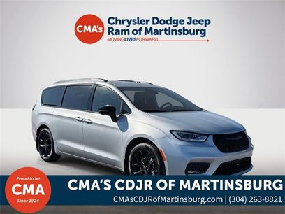 New 2026 Chrysler Pacifica Select w/ S Appearance Package