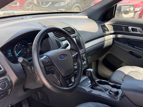 Used 2018 Ford Explorer XLT w/ Equipment Group 202A AWD/4WD image 13