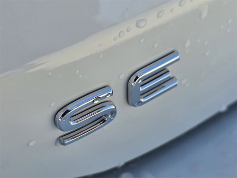 New 2025 Volkswagen Tiguan SE image 7