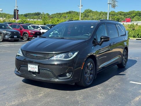 Used 2020 Chrysler Pacifica Limited w/ Advanced Safetytec Group FWD image 8