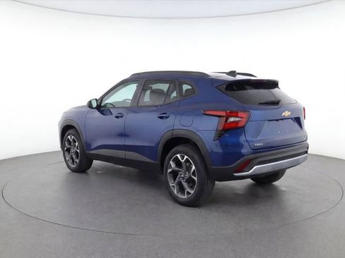 Used 2024 Chevrolet Trax LT w/ LT Convenience Package FWD image 7