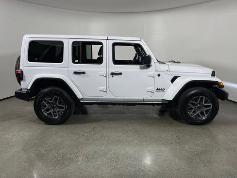 Used 2025 Jeep Wrangler Unlimited Sahara AWD/4WD image 2