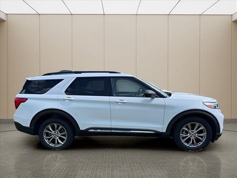 Used 2020 Ford Explorer XLT w/ Equipment Group 202A AWD/4WD image 12