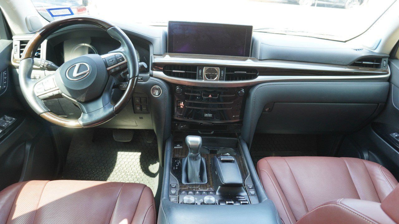 Used 2021 Lexus LX 570 4WD w/ Luxury Package image 17