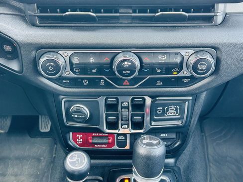 Used 2024 Jeep Wrangler Willys image 18