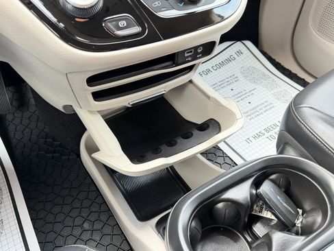 Used 2018 Chrysler Pacifica Touring-L image 61