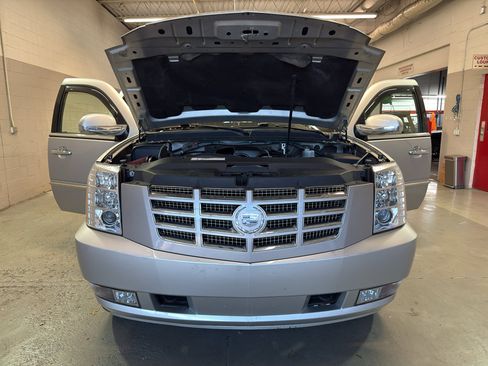 Used 2010 Cadillac Escalade Luxury AWD/4WD image 8