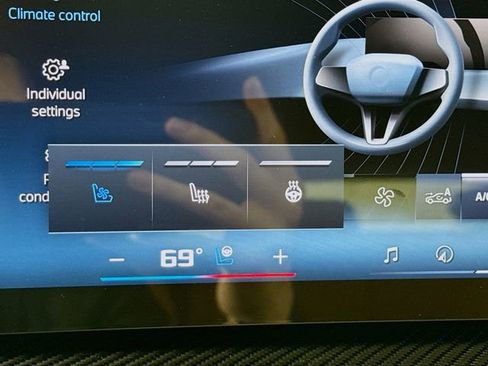 New 2026 BMW X5 M60i w/ Climate Comfort Package image 21