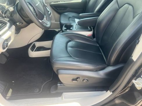 Used 2023 Chrysler Pacifica Touring-L FWD image 16