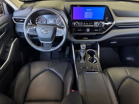 Certified 2024 Toyota Highlander XLE FWD image 6