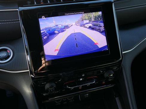 Used 2025 Jeep Grand Cherokee Laredo X w/ Luxury Tech Group I image 16