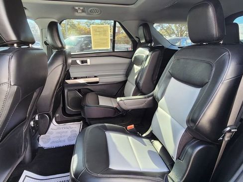 Used 2022 Ford Explorer XLT w/ Equipment Group 202A image 11