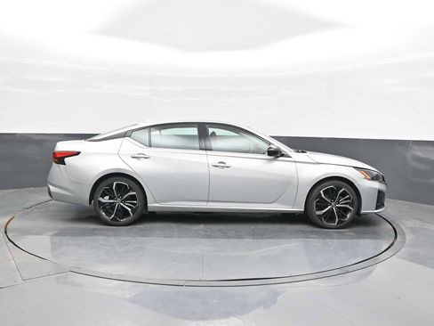 Used 2024 Nissan Altima 2.5 SR FWD image 9