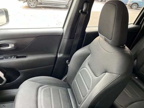 Used 2019 Jeep Renegade Latitude w/ Cold Weather Group image 17