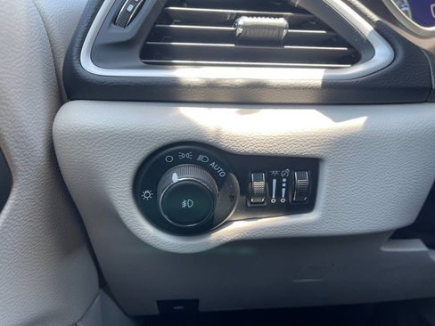 Used 2024 Chrysler Pacifica Touring-L FWD image 31