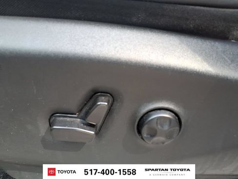 Used 2024 Chrysler Pacifica Touring-L FWD image 15