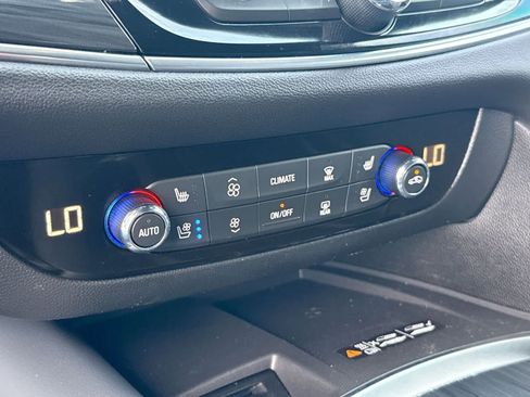 Used 2024 Buick Enclave Premium image 22