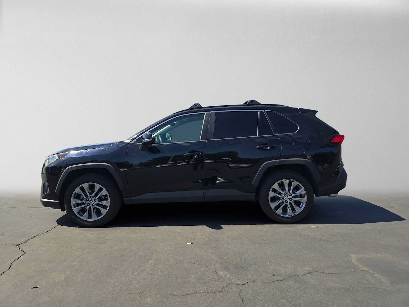 Used 2019 Toyota RAV4 XLE Premium w/ Carpet Mat Package FWD image 6