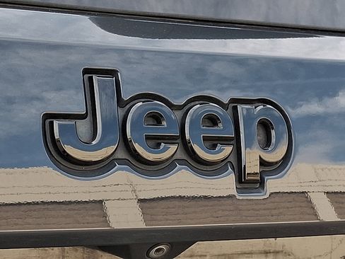 Used 2018 Jeep Grand Cherokee Altitude image 30