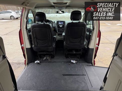 Used 2014 Chrysler Town & Country Touring image 25