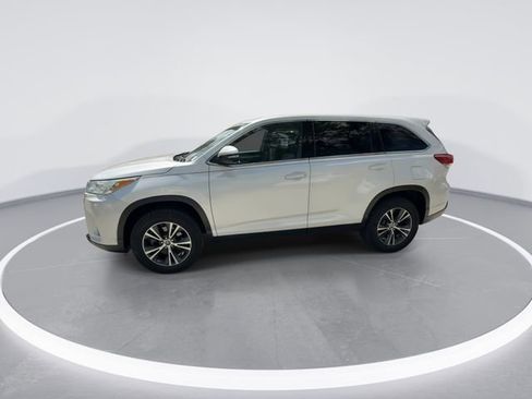 Used 2019 Toyota Highlander LE image 4