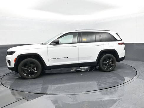 Used 2023 Jeep Grand Cherokee Altitude AWD/4WD image 5