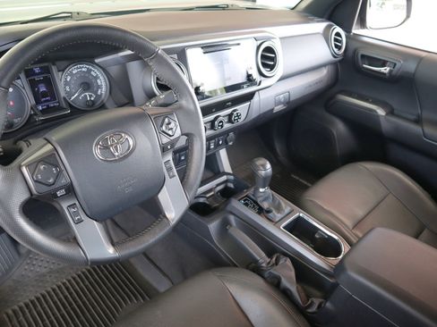 Used 2018 Toyota Tacoma TRD Sport image 41